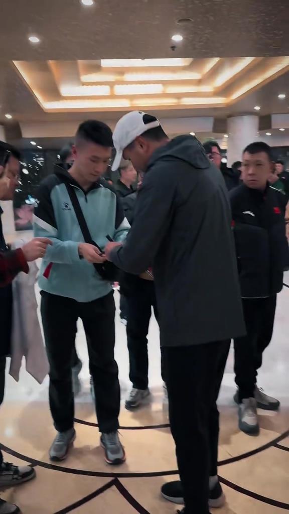 暖心?，邵佳一重回國安耐心為球迷簽名