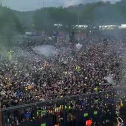 这氛围太赞了！利兹联球迷庆祝升超围得水泄不通