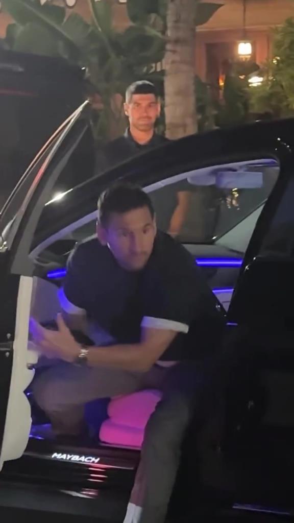 新车？梅西开着迈巴赫去餐厅吃饭被围观