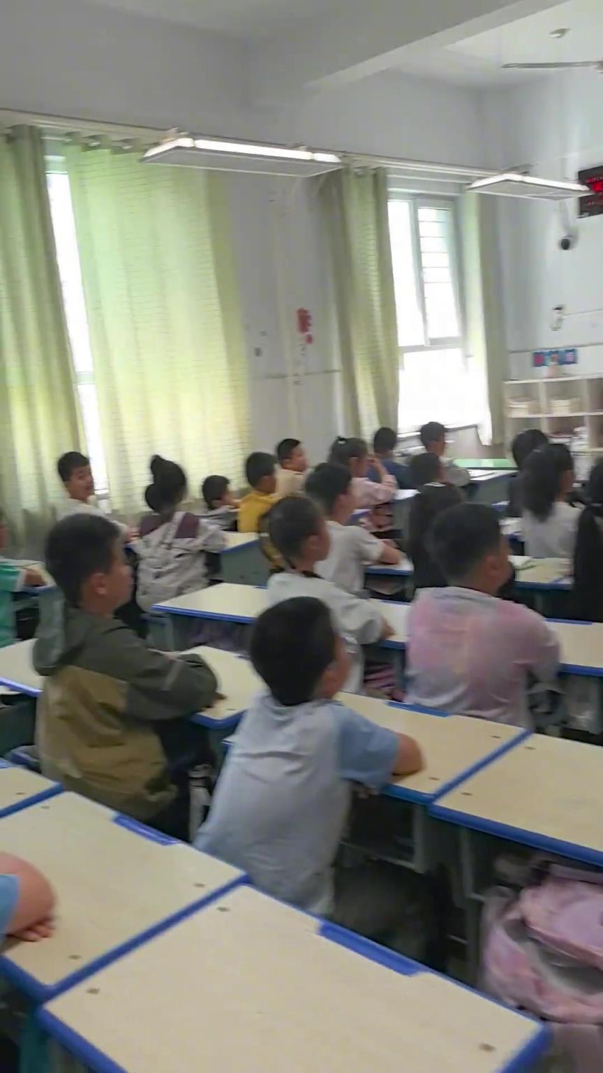 当90后NBA球迷当老师！集体让学生观看湖人vs森林狼季后
