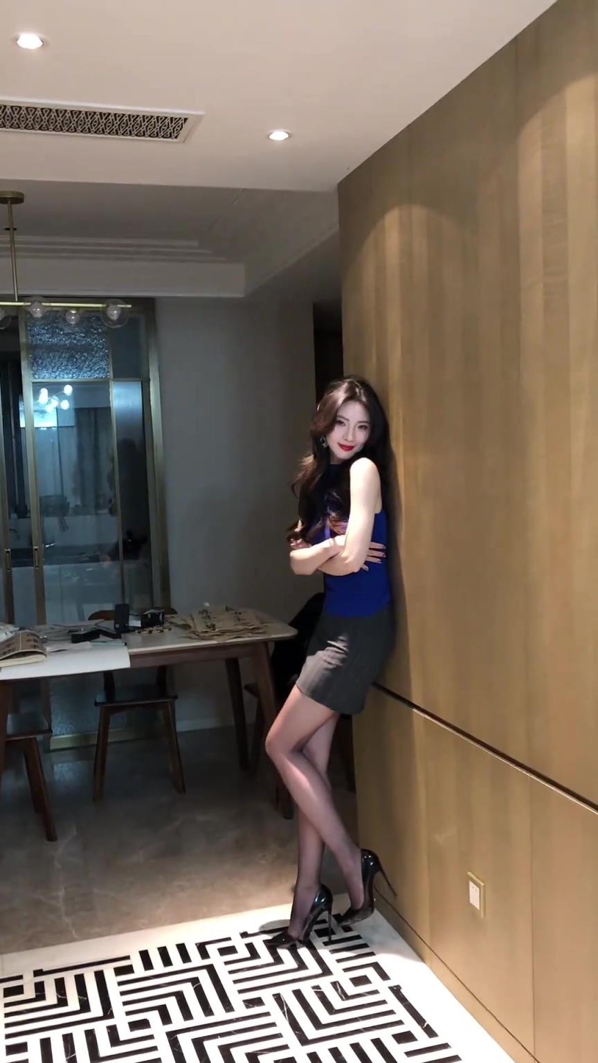 街球解说盼盼现在的穿搭也是越来越大胆了