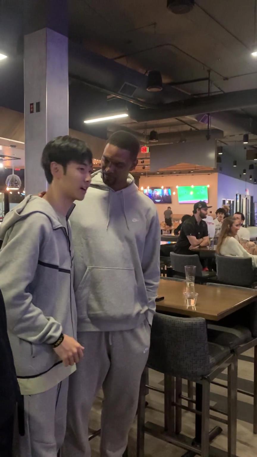 炸裂同框！中国NBA潜力股张博源保龄球场偶遇热火名宿波什