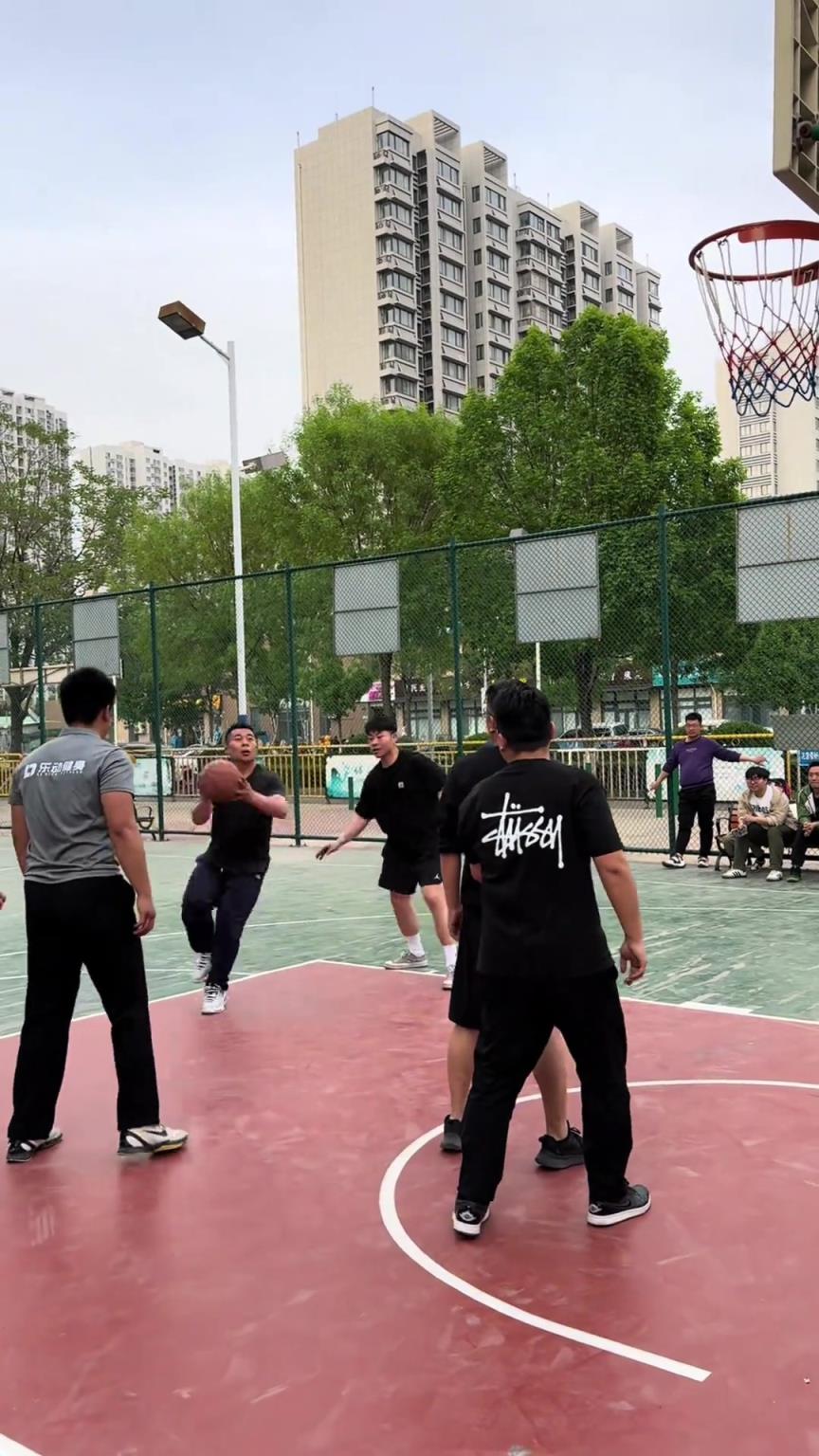 现在的篮球真的越来越看不懂了，大家说说这是走步吗？？？