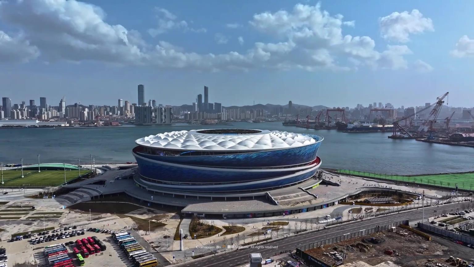 三面环海的专业足球场！这就是大连梭鱼湾专业足球场