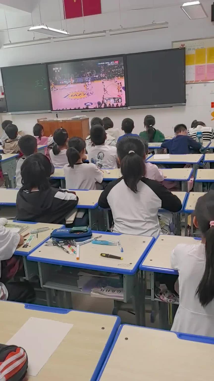 体育老师带全班看湖人季后赛 给湖人加油！