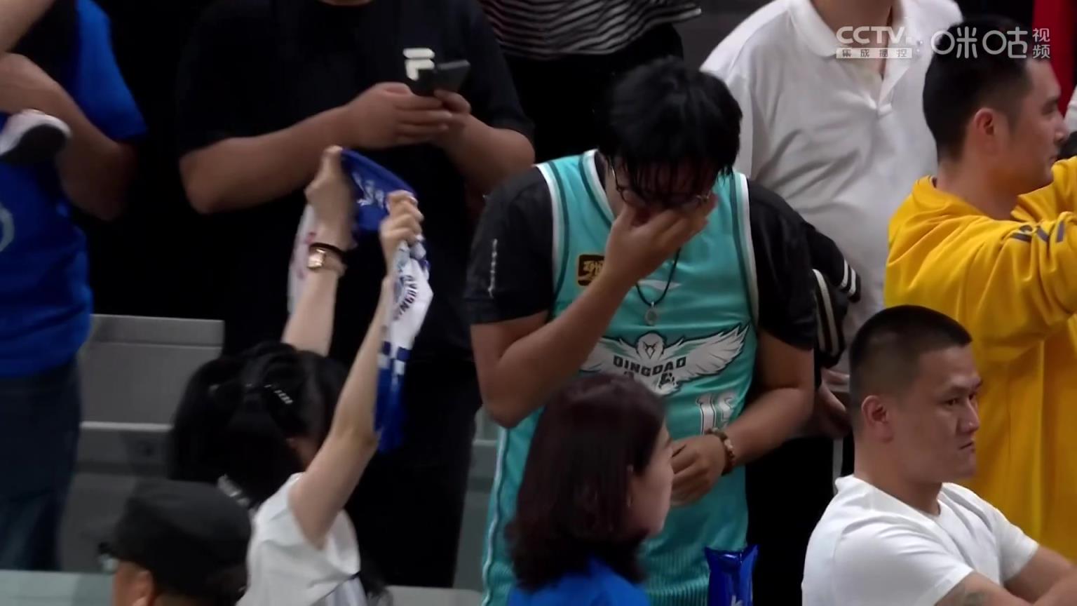 来年再战！青岛不敌广厦后场边铁杆球迷泪洒当场