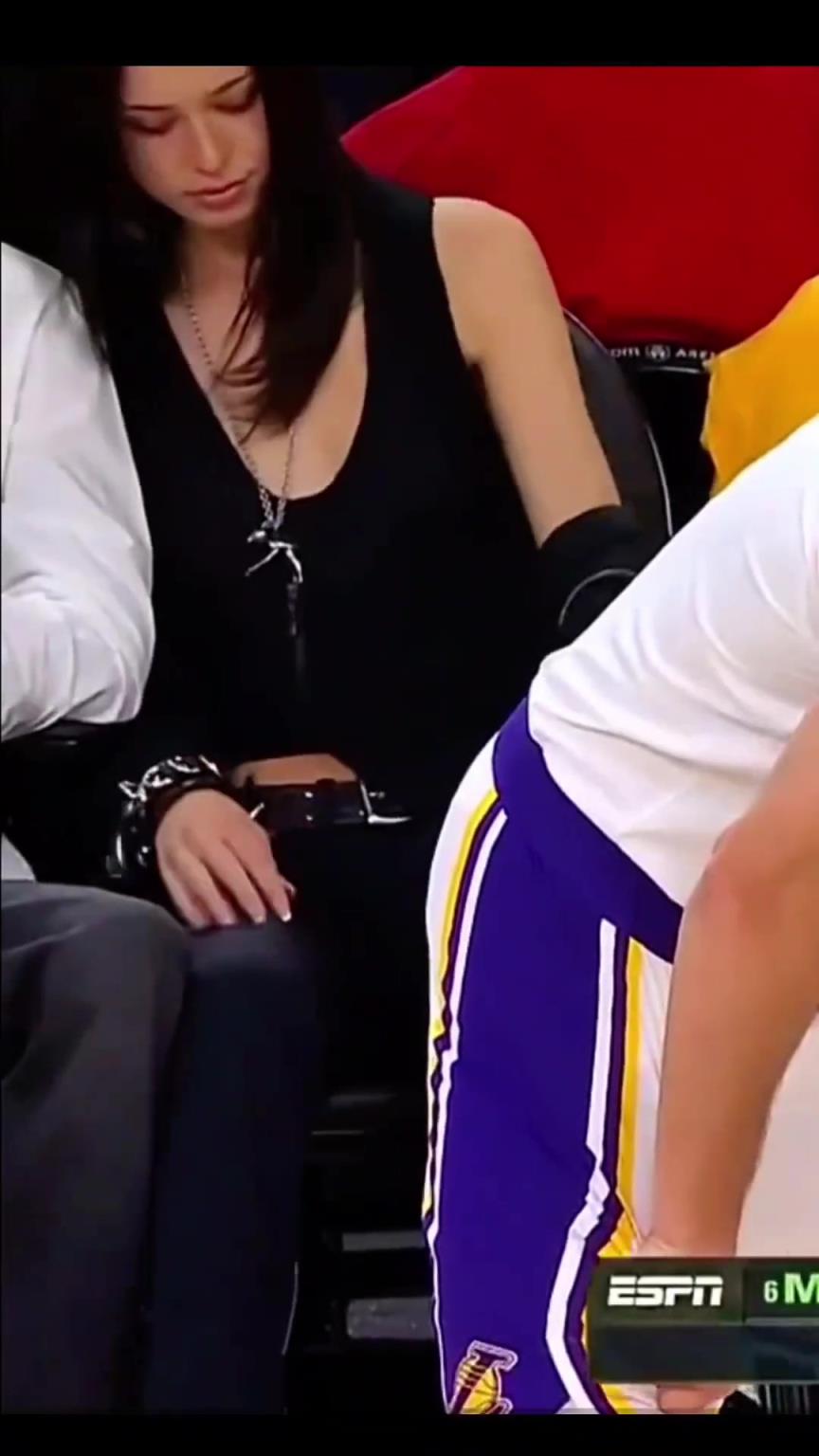 项链手链庞克风？湖人场边这位看球的小姐姐会打扮呀