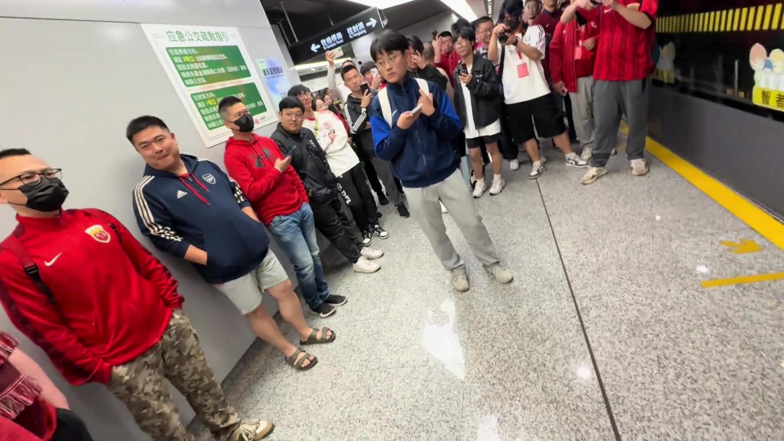 还好相安无事！落单申花球迷旁，一群海港球迷