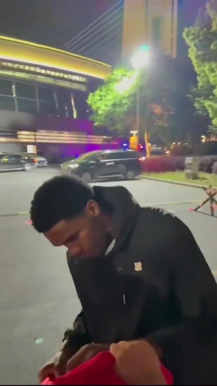 素质堪忧！极端球迷对着奈特高呼：打爆辽狗