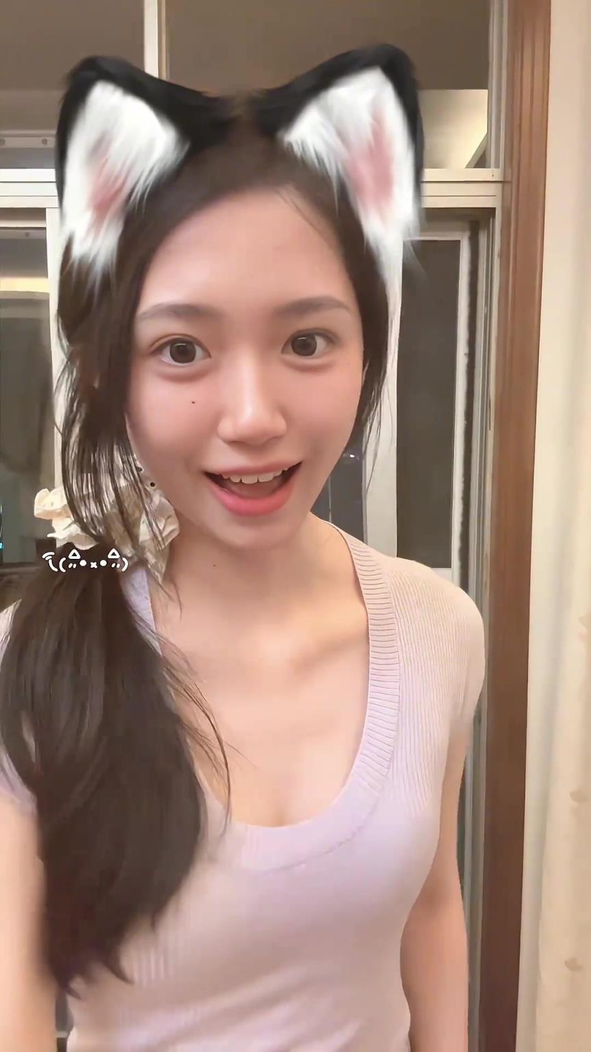 好看！黎伊扬与女友出游，对象一看就是乖乖女啊