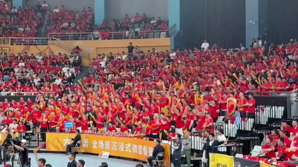 广厦主场球迷齐呼：换莎莎！