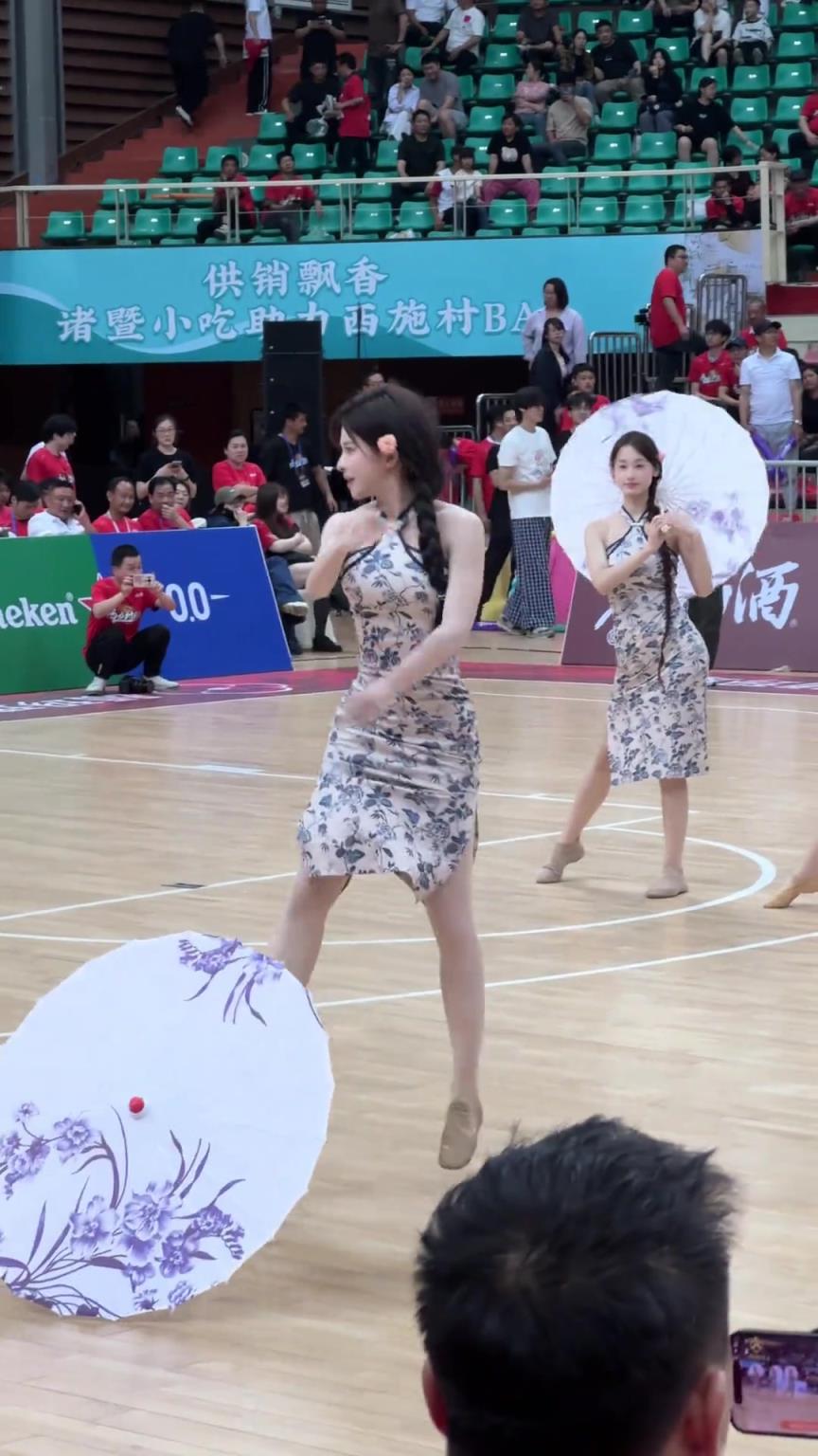 旗袍与美女绝配哟！CBA拉拉队热舞秀曼妙身材