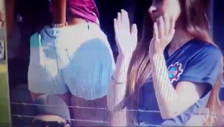 就是这么巧！女球迷做出不雅动作被摄影师拍到