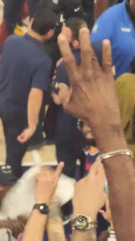 俺也是快船名宿！贝弗利带着老婆来到快船主场观战G3