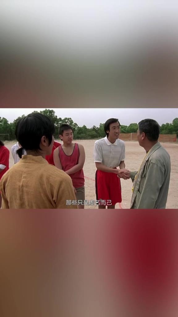 大家不必紧张，我是个汽车维修员，踢足球带个扳手，很合理吧！