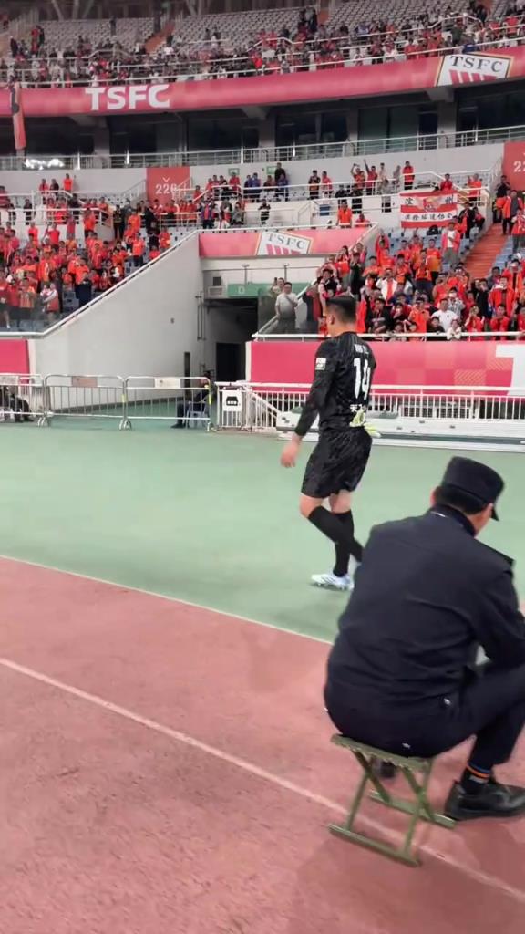 泰山0-1申花，王大雷赛后谢场，女球迷高喊：我们永远支持你们