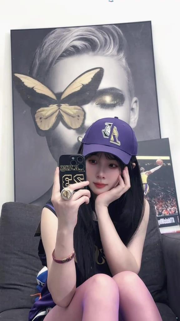 女詹密穿紫色高跟鞋+23号球衣：湖人加油呀！！