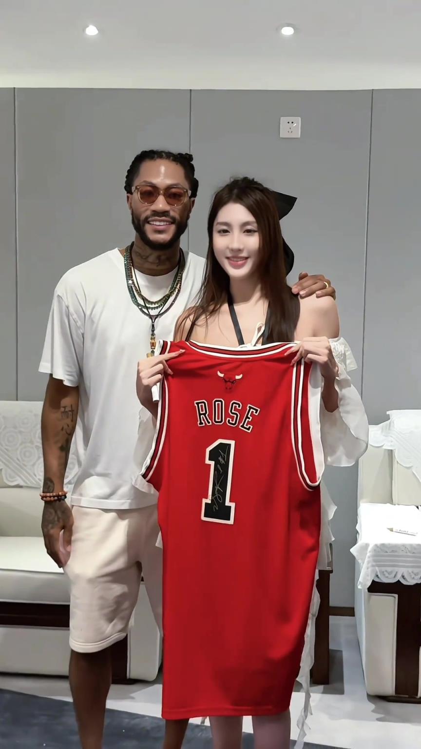 集梦116美女小姐姐晒和罗斯合影：终于终于终于和罗斯合上照了