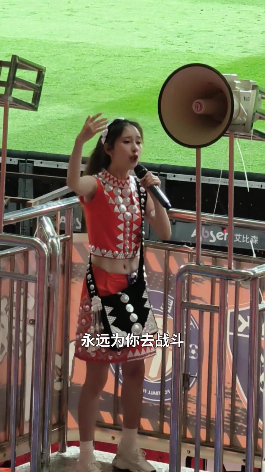 漂亮女孩子做领队太养眼！这妹儿上次来我这，咱就订婚了