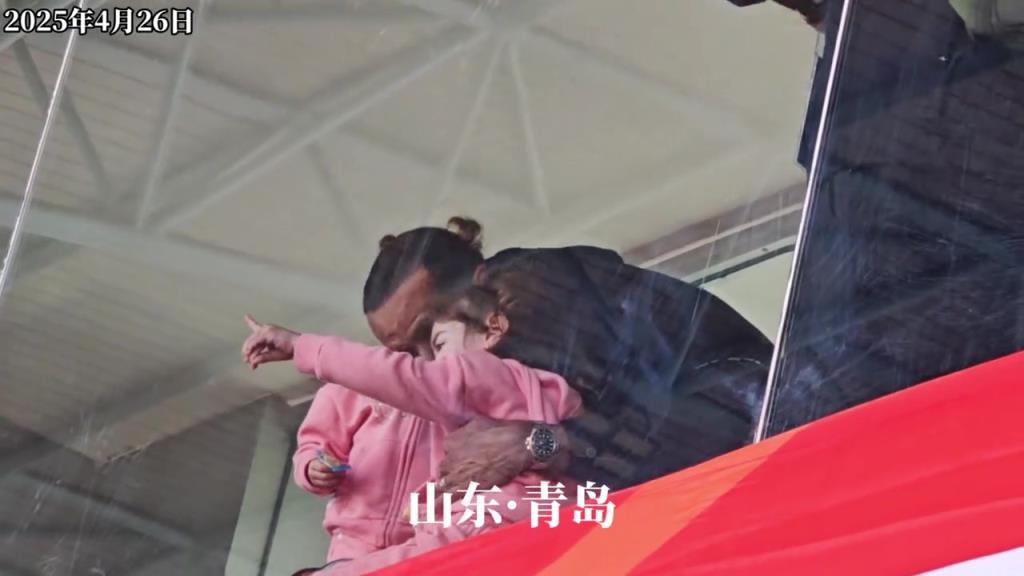 前世界足球先生里瓦尔多现身青岛，为儿子里瓦尔迪尼奥助威