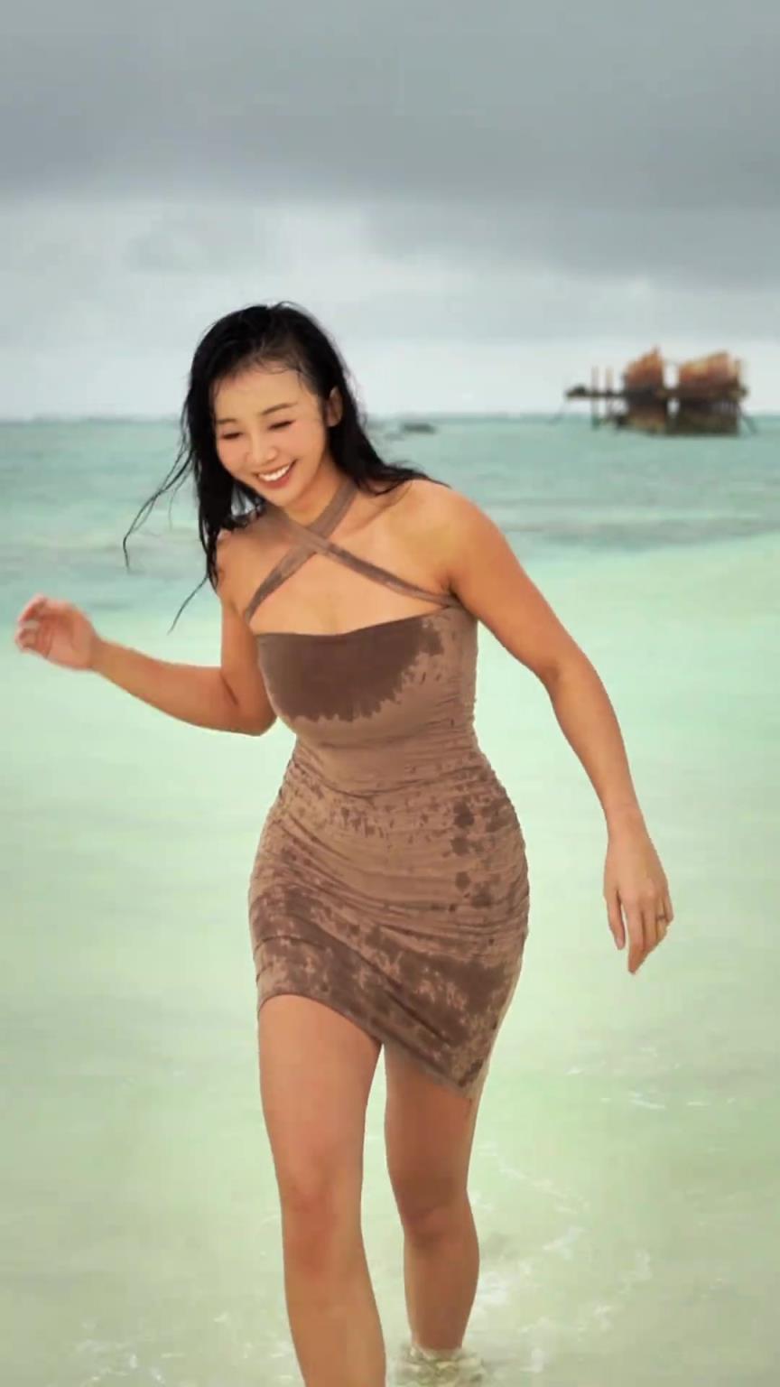 源哥这大体格子！张曼源又来海边玩水了 又湿身了~
