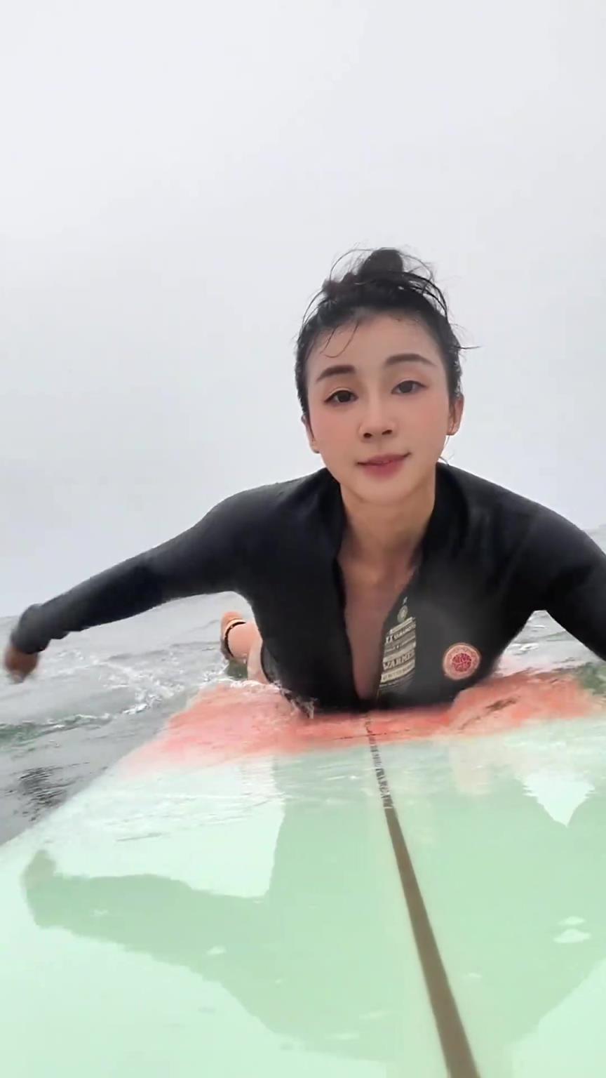 這體格！源哥又去沖浪了：在海里就會莫名其妙地覺得快樂~