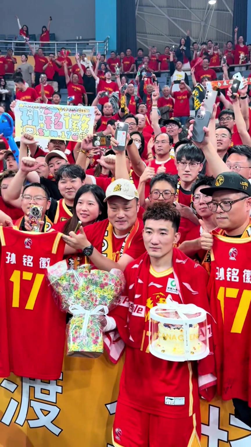 廣廈現(xiàn)場球迷賽后為孫銘徽過生日 賽場齊唱生日歌