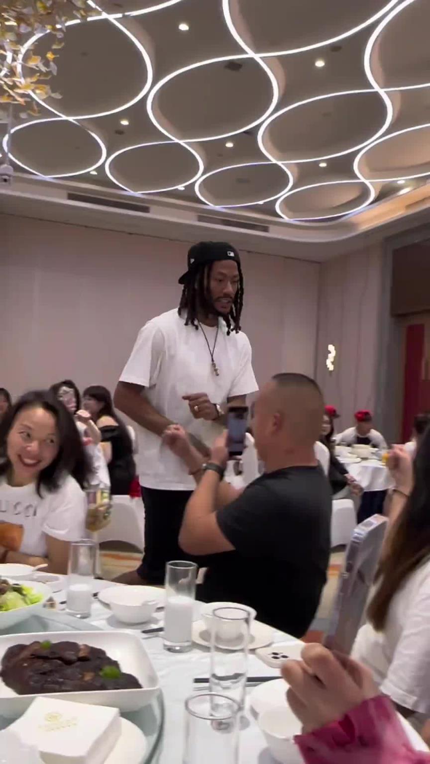 谦卑才是顶级的人格魅力！罗斯结束中国行活动与全场人挨个道别