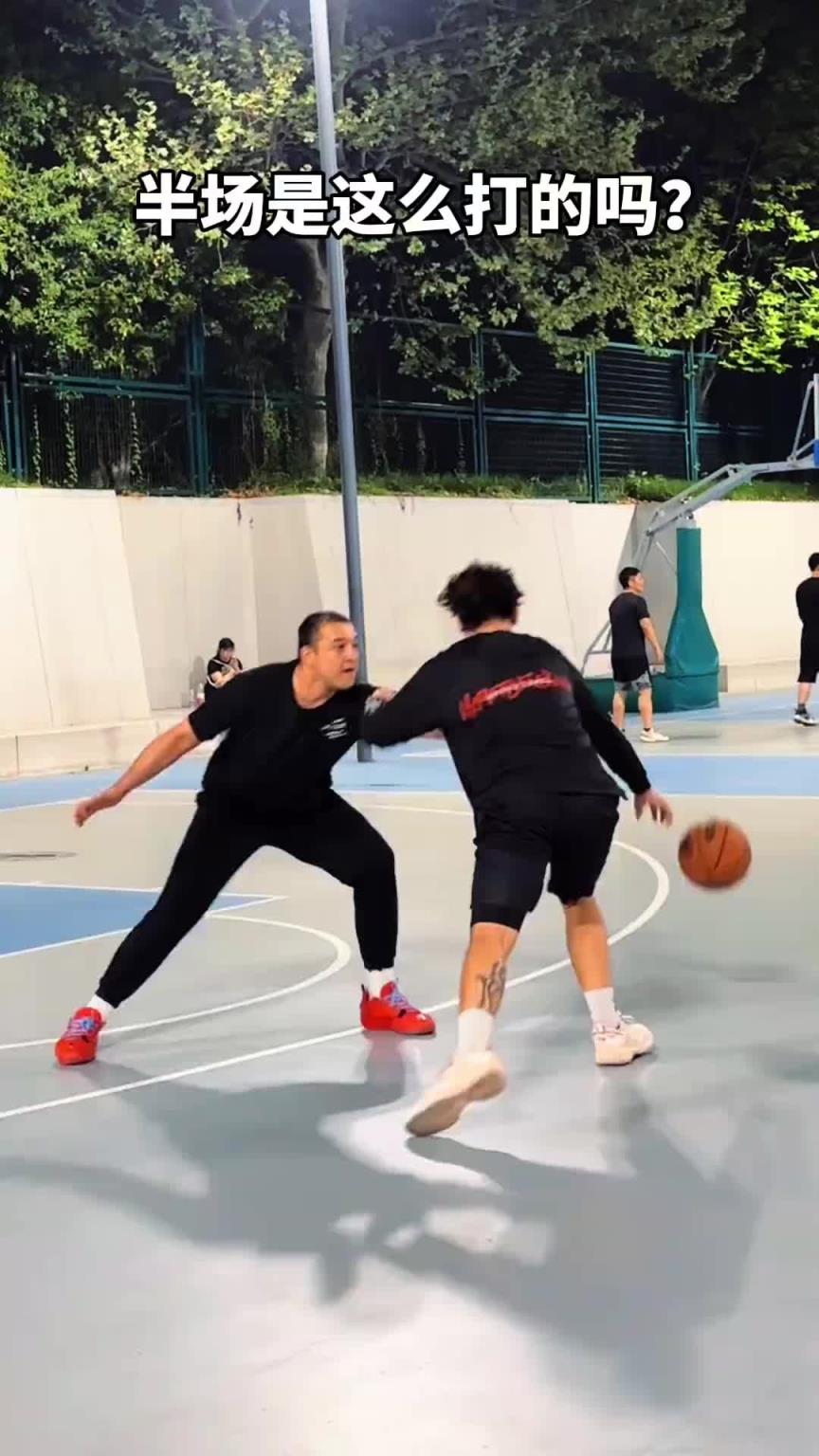 退役后的西热力江在野球场上依然是个大杀器