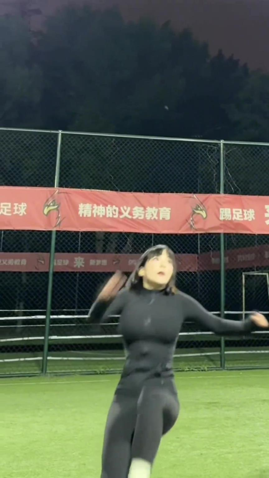 这身材满满的胶原蛋白啊这倒钩给我来一脚不得飘飘欲仙~