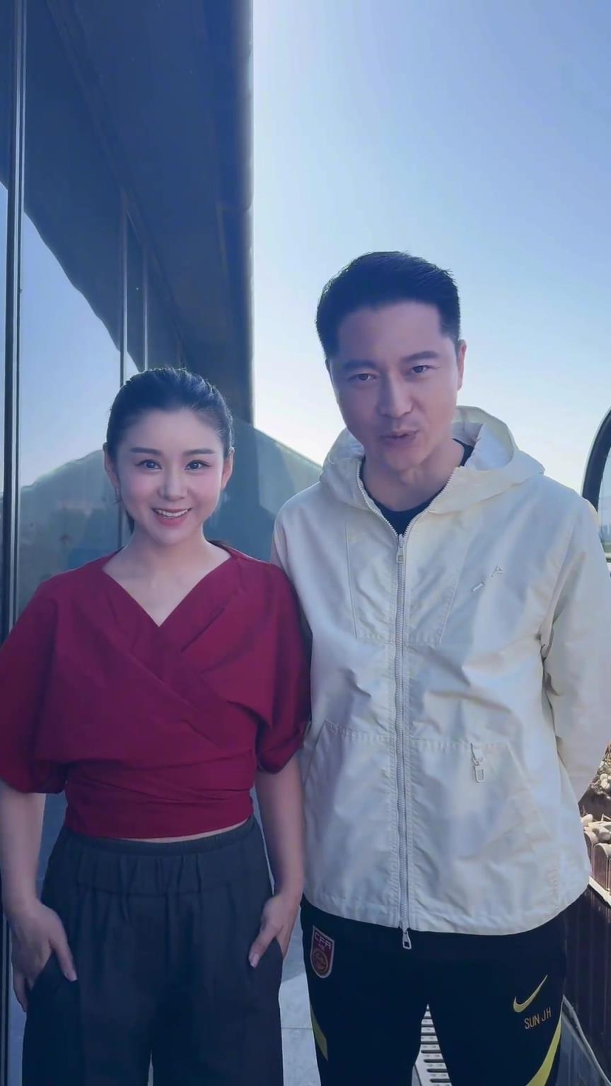 锤王来袭！演员王雷携手爱妻李小萌为大连英博加油助威
