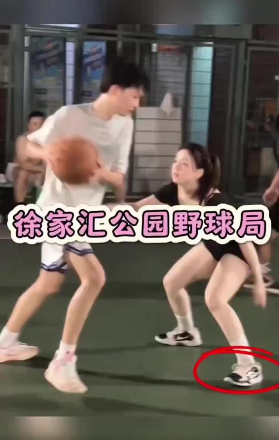 身材爆炸的小姐姐竟然是防守悍将，根本过不去