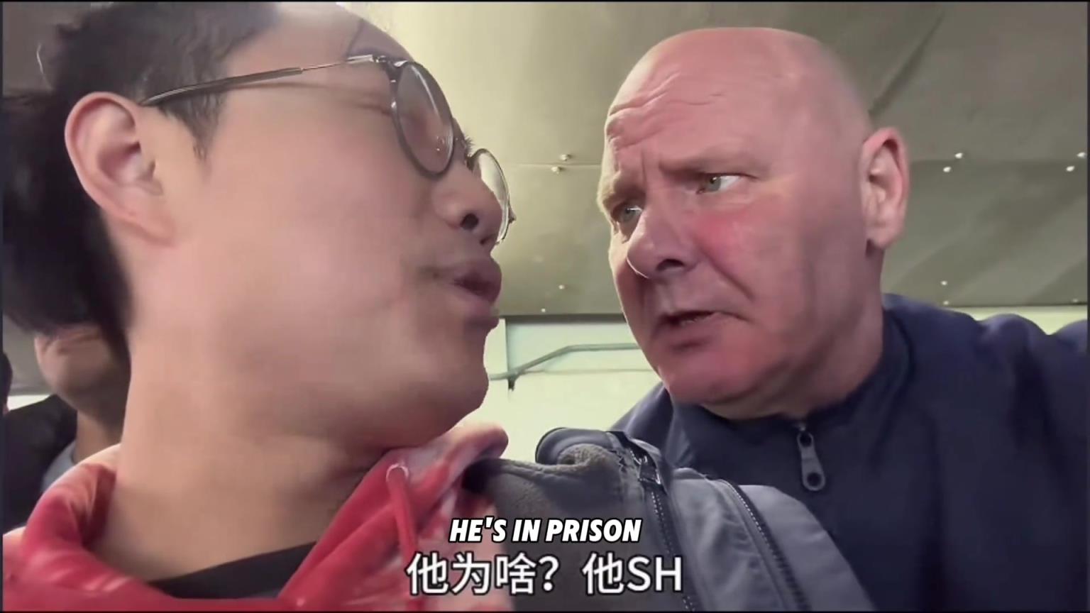 当博主告诉国外埃弗顿球迷李铁进监狱后，大叔从喜笑颜开到震惊