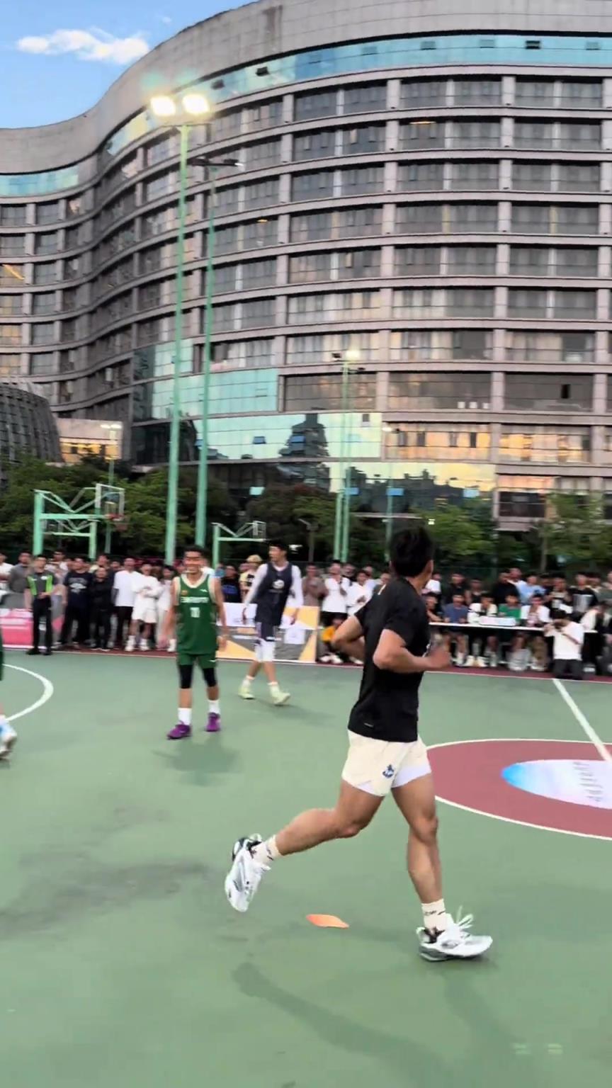 云南滑翔机矣进宏现身野球场 各种滑翔劈扣啊！
