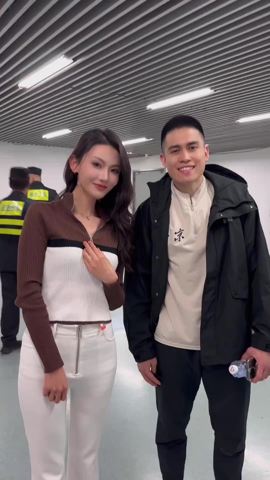 這顏值闊以的哈！美女粉絲和陳盈駿&周琦合影~