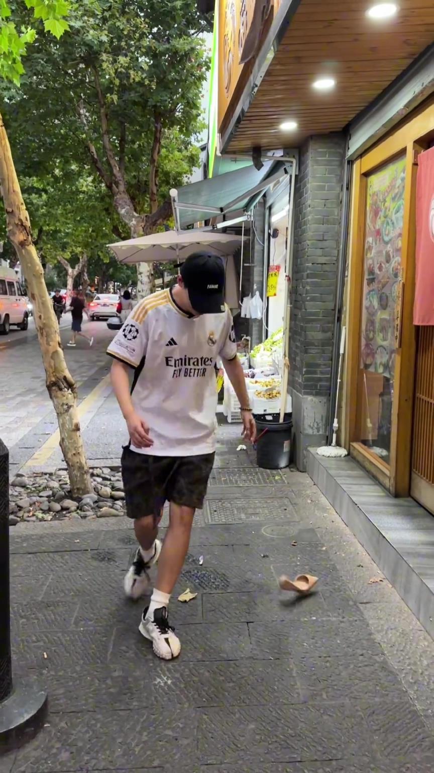 真實(shí)！聽說足球迷看見啥都要上來踩兩個(gè)單車？
