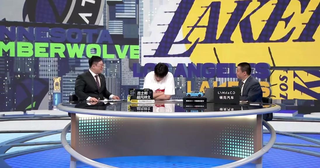 楊瀚森當(dāng)嘉賓進(jìn)入演播廳 這廣告放面前略顯尷尬呀