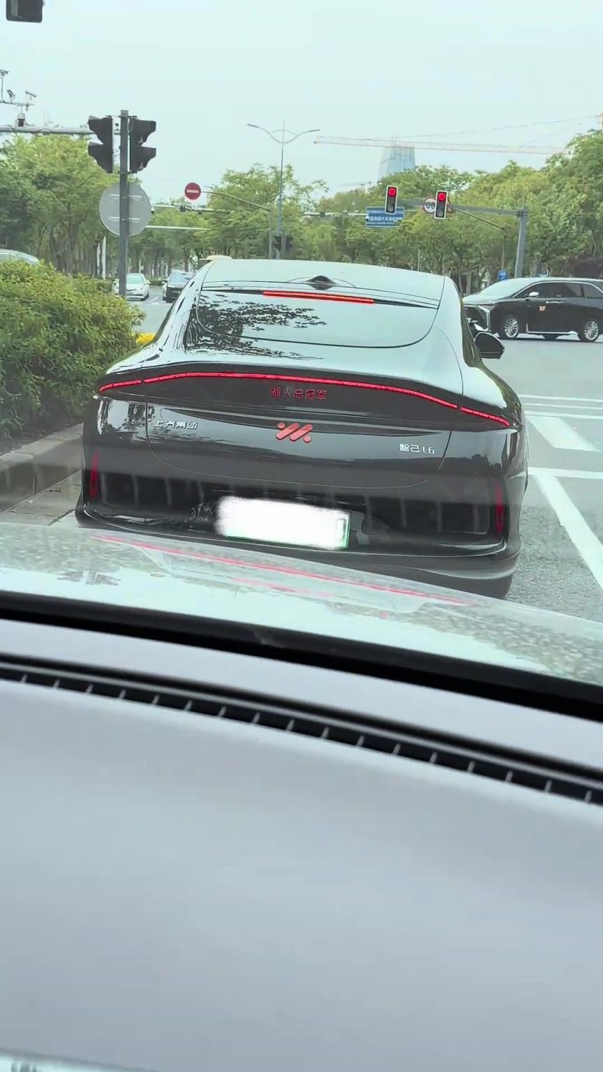 前車將尾燈led改成“湖人總冠軍”！后車主：要被淘汰了還總冠軍