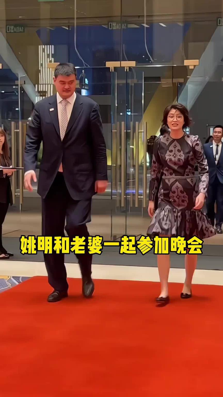 太搞笑了！曾经姚明因为不理老婆被叶莉白了一眼~