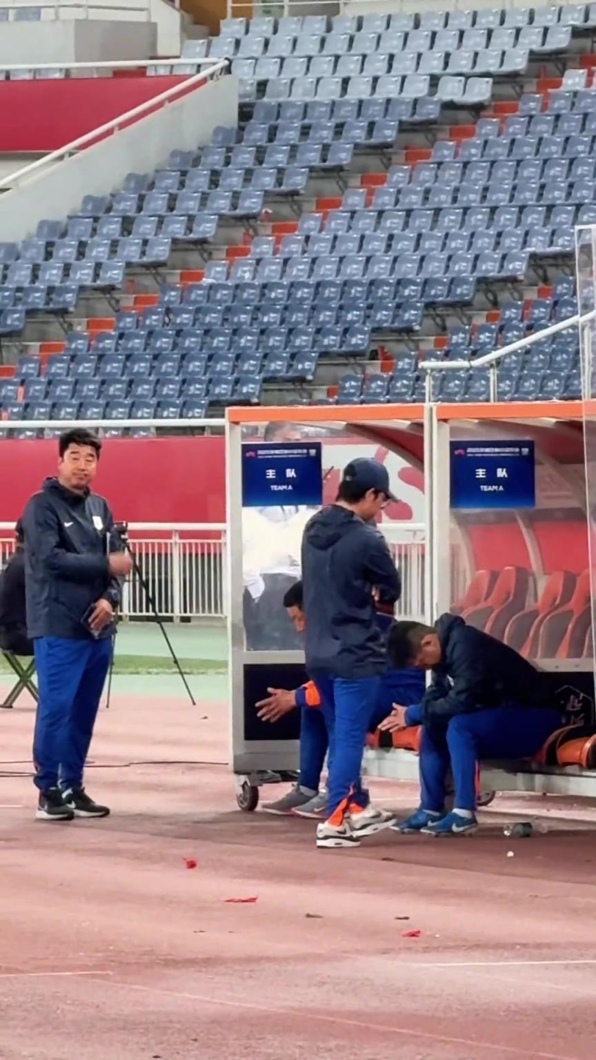 崔康熙赛后仍坐在替补席上，久久不愿离去