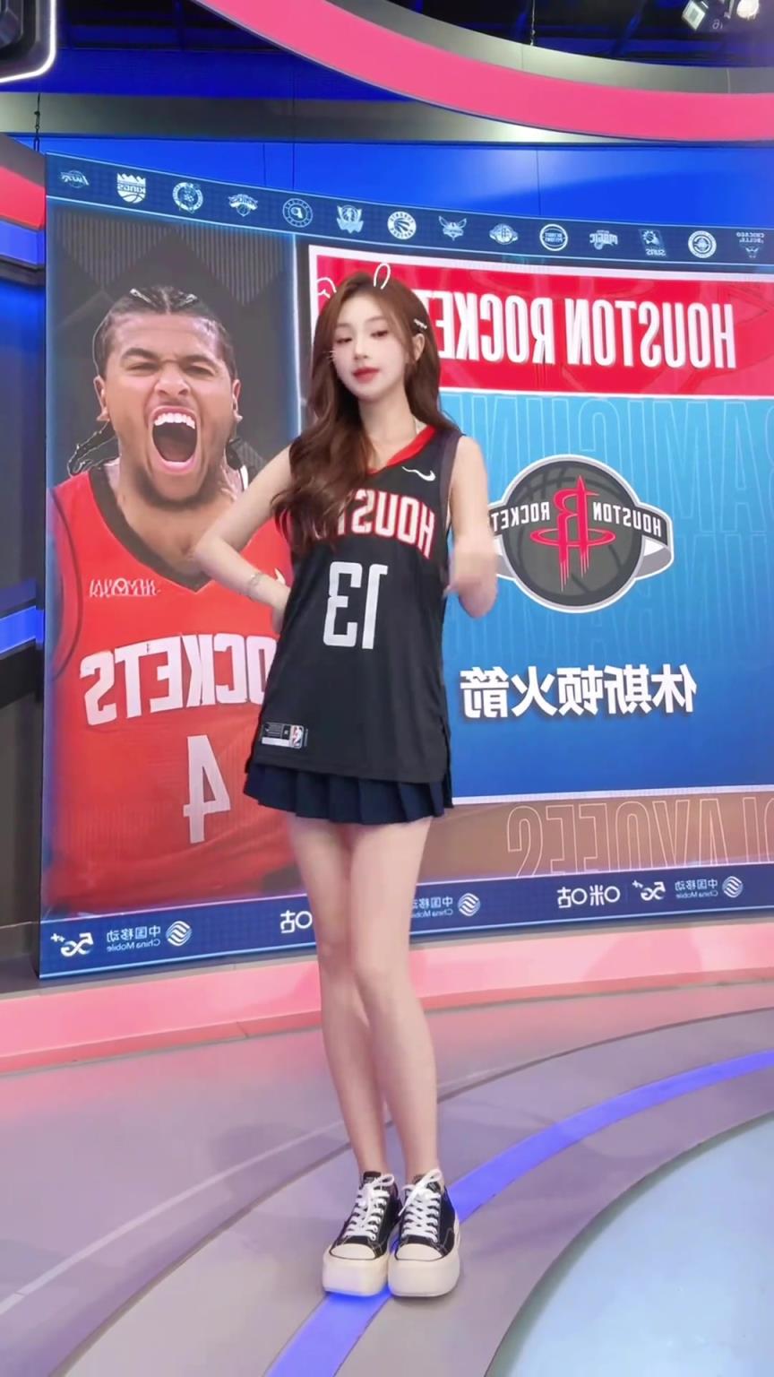 火箭追回一城！魏欣怡直播间这大长腿属实抢镜