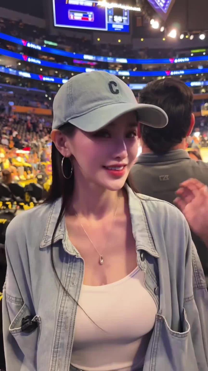 美女球迷現(xiàn)場看球被問到心中前三球星？詹姆斯&科比和愛德華茲~