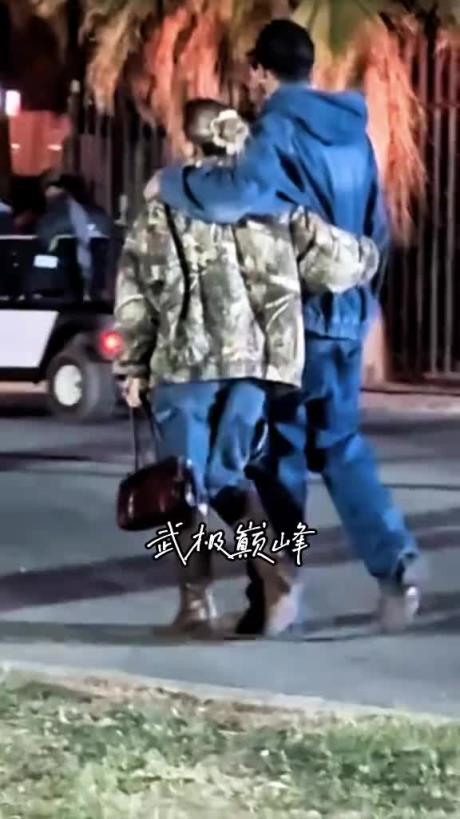 球场失意情场得意！布克被拍到与新女友深夜散步