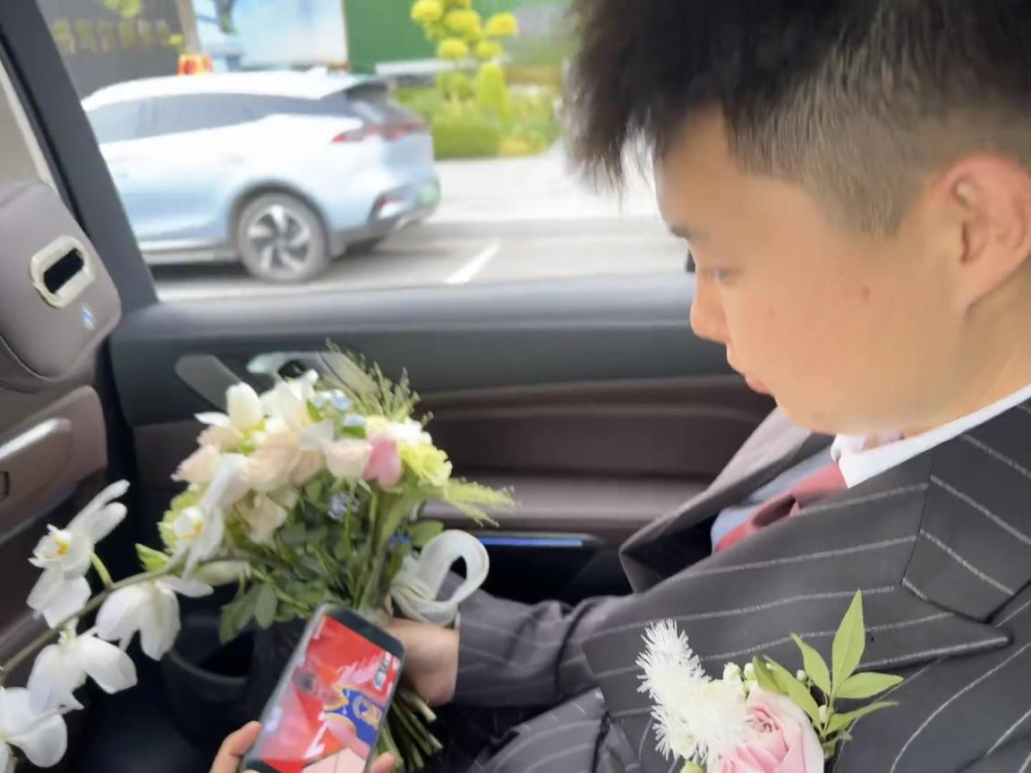 這是真的熱愛哈！男子結(jié)婚在婚車上拿著手機(jī)看火勇季后賽~