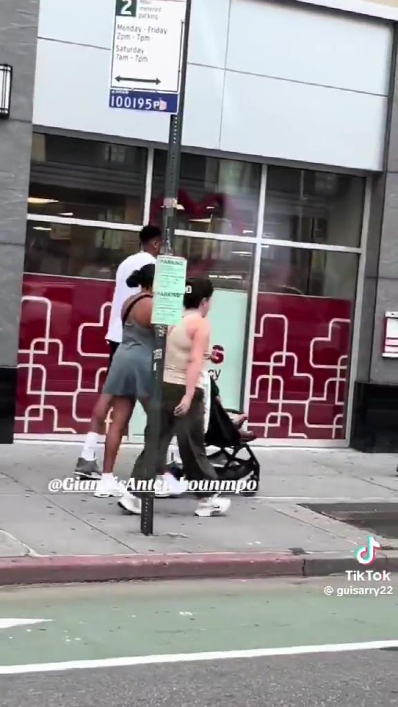 惊！字母哥去纽约了！网友偶遇字母哥带着家人在纽约逛街