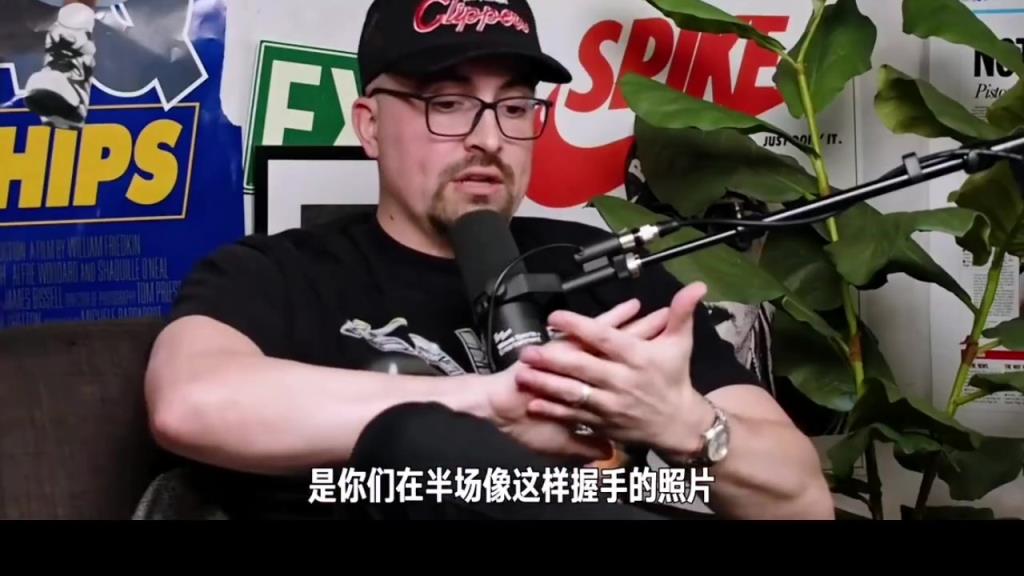 手小的悲哀！喬治此前：從不和小卡握手，他適合參加扇巴掌比賽！