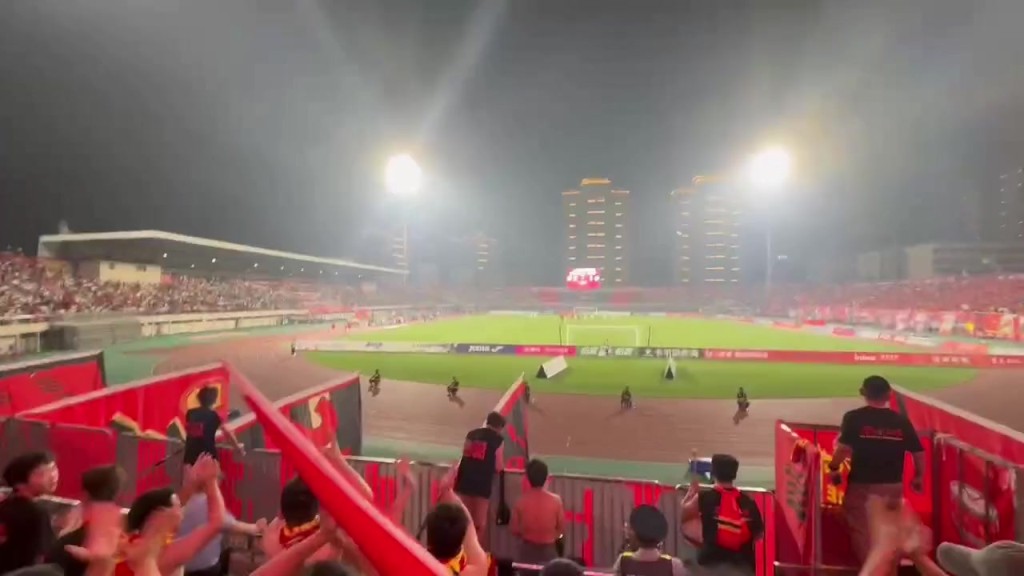 面對定南贛聯(lián)，重慶球迷高喊：還我黑龍江！