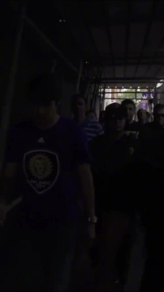 走到哪里都是焦點(diǎn)！近距離看卡卡在奧蘭多的一天！