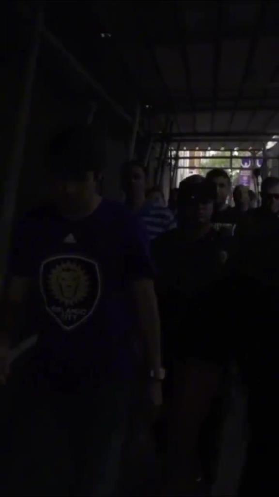 走到哪里都是焦点！近距离看卡卡在奥兰多的一天！
