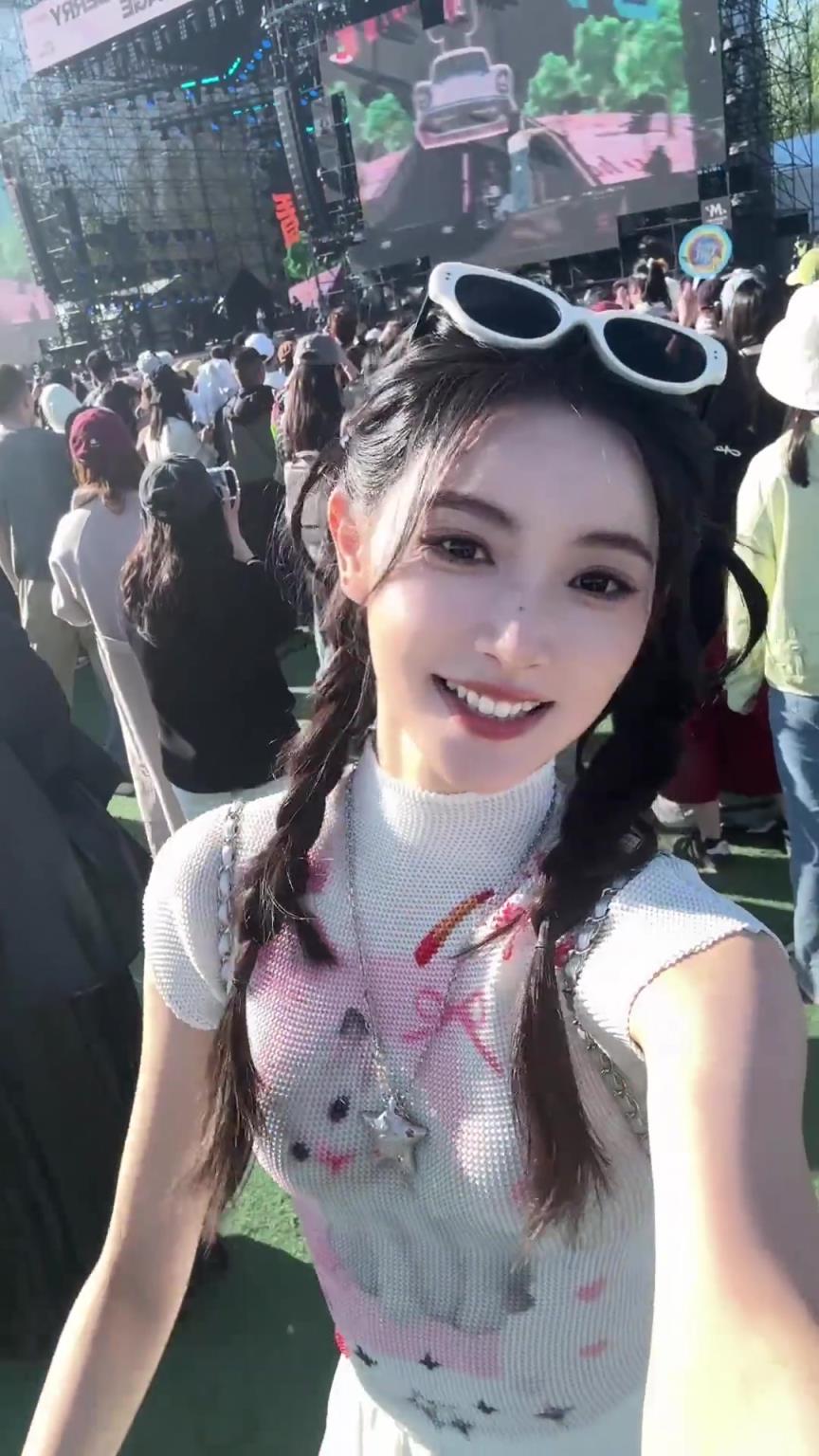 嗨起來！美女主播金佳悅參加草莓音樂節(jié)活動(dòng)~